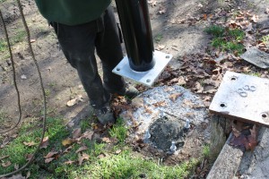 Intrack installation base for aluminium netting posts